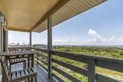 Image de Condo en bord de mer au dernier étage avec piscines communautaires, belle cuisine et salles de bains, superbes vues!