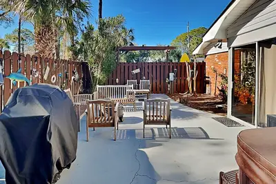 Image de Maison de plain-pied récemment rénovée avec bain à remous, promenade à pied ou à vélo, jeux de plein air