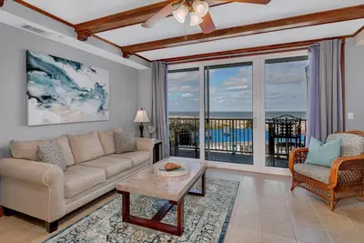 Image de Condo au dernier étage avec vue sur la mer et la piscine depuis un balcon privé, très bien situé, restaurant sur place