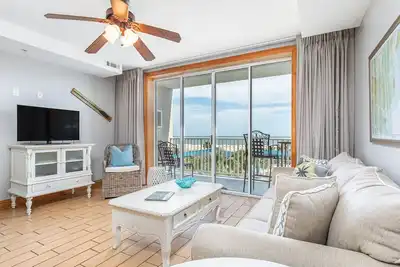 Image de Vues sur l'océan depuis votre salon et votre balcon! Complexe en bord de plage avec piscines communautaires, Animaux acceptés!