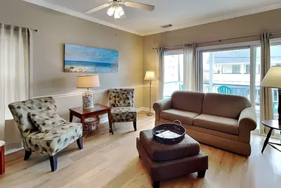 Image de Prime South End Location! Seulement 75 mètres de la plage principale, à proximité des restaurants et des boutiques