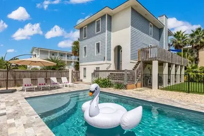 Image de Seulement 1 maison de North Beach! Vues sur l'eau, divertissement en plein air avec foyer et terrain de volley-ball privé