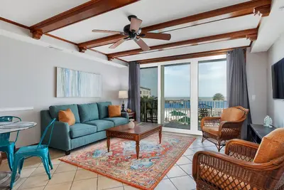 Image de Condo avec vue sur l'océan avec piscines, directement sur la plage, restaurant et bar sur place, animaux acceptés