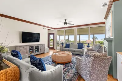 Image de Grande maison de North Tybee Beachfront avec de belles vues sur la plage et la baie