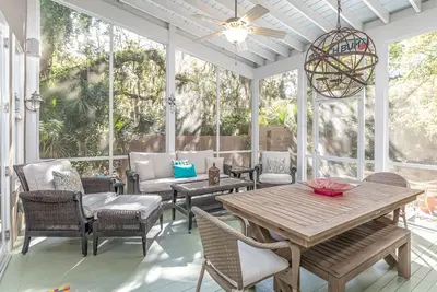 Image de Maison luxueuse, plusieurs suites de maîtres, cuisine gastronomique, plusieurs espaces extérieurs de plus de 4 000 pieds carrés