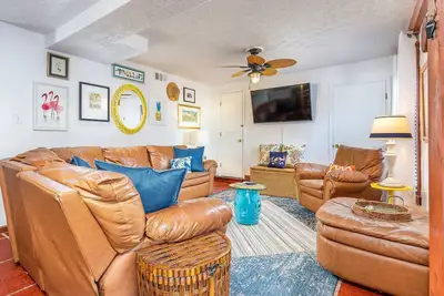 Image de Cottage Appartement dans un cottage des années 1940 mis à jour - avec piscine commune et à seulement 1, 5 pâtés de maisons de la plage