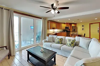 Image de Spacieux Condo au dernier étage avec vue sur la plage et les piscines! Vivre en bord de mer!