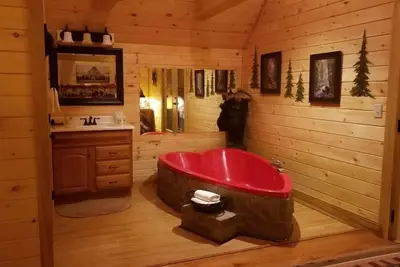Image de Billets Gratuits de plus de 700 $, bain à remous Heart Jacuzzi, lit King, à 5 minutes de l'aquarium