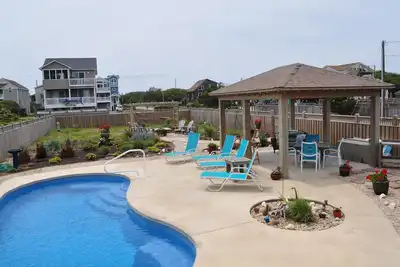 Image de Vue sur l'océan, piscine privée d'eau salée, accès direct à la plage.
