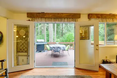 Image de Anderson Island Home avec jardin et bain à remous par Beaches!