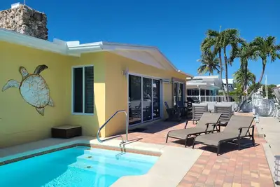 Image de Luxury Waterfront Pool Home 75 'Dock Direct Ocean Access Fisherman's Paradise