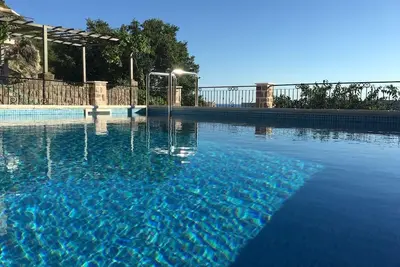 Image de Villa offre une vue unique sur la plage de Becici et la ville médiévale de Budva.
