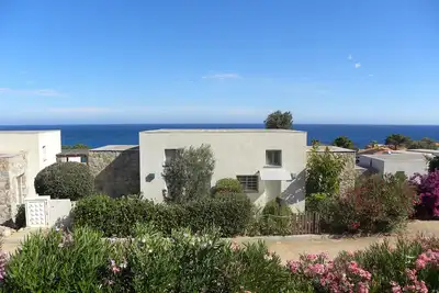 Image de Mini-villa centrale avec 2 chambres, clim et Vue Mer
