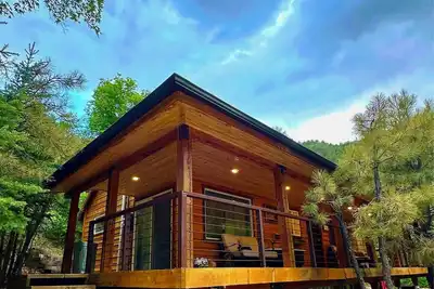 Nouveau! Retraite romantique / familiale pour 6 personnes! Rénovation moderne sur 20 acres d'intimité!