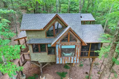 Image de Inn The Ravine Luxury Treehouse * bain à remous, cheminée, foyer, isolé *