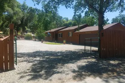 Image de Séjournez dans la cabine \"Silly Ol 'Bear\" et passez une journée à Yosemite ou Bass Lake