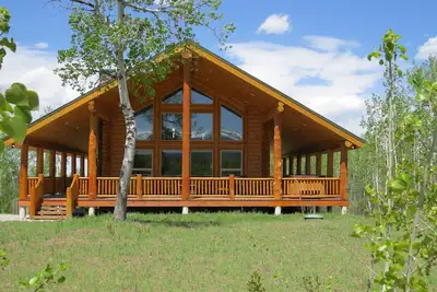 Image de Maison en bois rond Leigh Creek avec bain à remous, grande terrasse, accès à Yellowstone et Teton