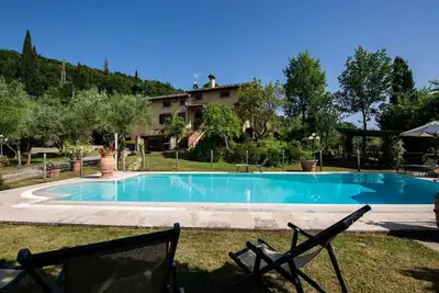 Image de Elégant Villa avec piscine, court de tennis et table de ping-pong, idéale pour les amateurs de sport