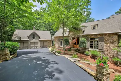 Image de 7000+ sq / ft Big Canoe au bord du lac Vila française avec 2 ktchns et 2 buanderies