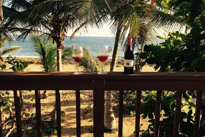 Image de Paradis en bord de mer avec une vue imprenable sur l'océan! Accès privé à la plage. Wifi