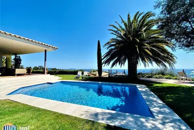 Image de Villa Vista à Mas Nou, avec vue sur la mer et la piscine.
