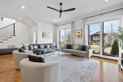 Image de Nouvelle maison moderne près du centre-ville / Vandy / Gulch