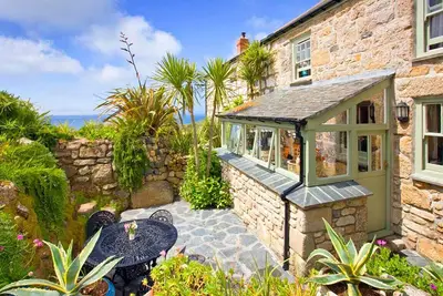 Image de Penrose, Beach Cottage, Sea Views, Garden & Patio