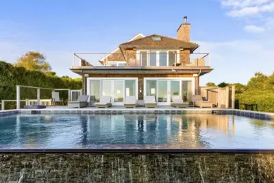 Image de Waterside En Suite Bedrooms, Large Deck Ideal for Entertaining, Heated. . .