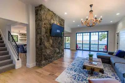 Image de Maison de luxe au bord du lac avec piscine privée et chemin sinueux menant à une crique isolée