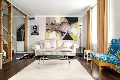 Image de Appartement central spacieux avec des touches de designer - Terrasse sur le toit - Super Wifi