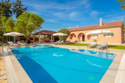 Image de Villa Vasiliki: Une maison individuelle traditionnelle dans un paysage incroyable, avec piscine privée