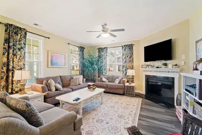 Image de Spacieux condo au premier étage, plancher nouvellement installé et tapis!