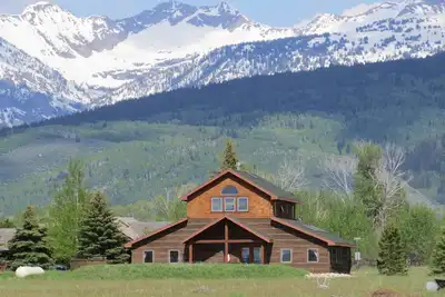 Image de Fantastique maison de style occidental, nouveau bain à remous, juste à côté de la piste de ski