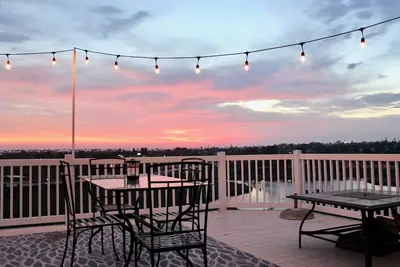 Image de 180 Vues sur l'océan, vastes espaces de vie et extérieurs pour les familles et les groupes.