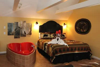 Image de Plus de 700 $ en Billets Gratuits, bain à remous et jacuzzi cardiaque, très grand lit, Internet, à 5 minutes de l'aquarium