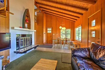 Image de Lakefront Branch Cottage w / Dock, Kayaks & Grill!