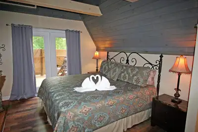 Image de Plus de 700 $ en billets gratuits, jacuzzi coeur, bain à remous, Internet, à 5 minutes du centre-ville de Gatlinburg