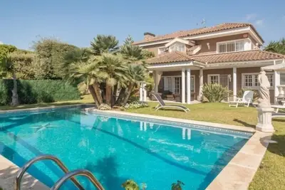 R60 Villa con jardín y piscina