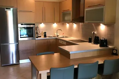 Un sentiment d'île - bel appartement à Vouliagmeni, côte sud d'Athènes