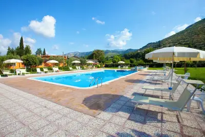 Image de Les chambres peintes: Appartement Ninfa, cour médiévale restaurée, piscine