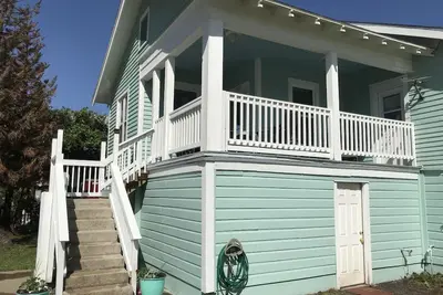 Image de Un pâté de maisons de la plage et proche de tout!