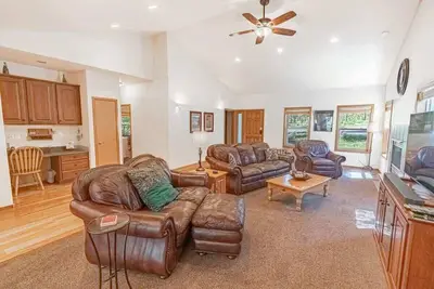 Image de 3 Splitrock - Belle maison de plain-pied avec une grande cuisine ouverte.