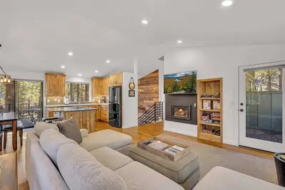 Image de 20 Diamond Peak est une belle maison de 2 étages très bien située!