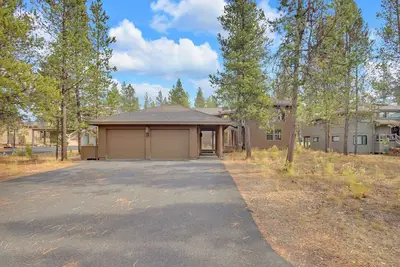 Image de 15 White Elm - Grande maison Sunriver de style lodge ouvert.