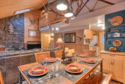 Image de 7 Pineneedle - une cabine confortable Sunriver à quelques pas de la rivière!