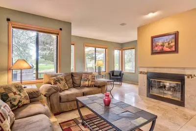 Image de 8 Eaglewood Condo avec vue sur le parcours de golf et deux suites principales dans ce condominium contemporain.