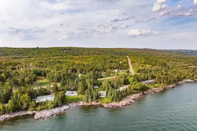 Image de 4 chambres lac supérieur, à 70 pieds de l'eau, vue spectaculaire