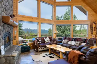 Image de Chalet avec une vue imprenable, un bain à remous, un barbecue et une cheminée. Animaux acceptés!