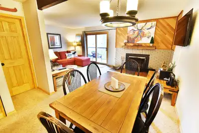 Image de Marche, navette pour les pistes de Keystone, école de ski, restaurants, boutiques. Terrasse, foyer au gaz. Spa complexe