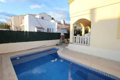 Image de Casa Campanilla, Idéal pour vos vacances, proche de la mer, wifi gratuit, air climatisé optionale, piscine privée, animeaux de compagnie autorisés, plage pour chiens